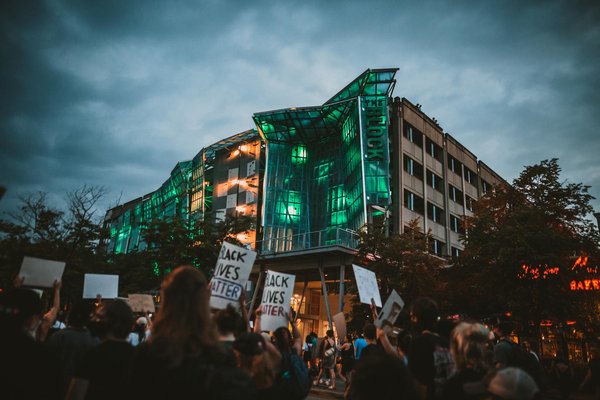 How is the UK leveraging 5G technology for economic growth?